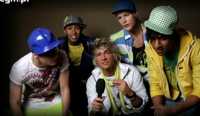 Part Six śpiewają „Silent Night”