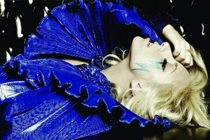 Lady GaGa dostała z kwiatów [video]