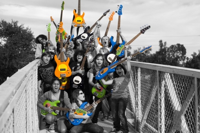 Flea sprzedaje gitary basowe