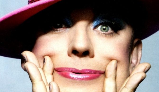 Teledysk: Boy George – „Amazing Grace”