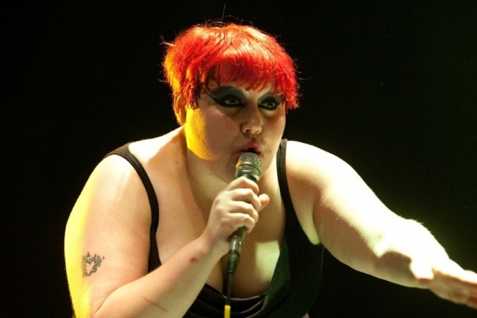 Teledysk: Gossip – „Pop Goes The World”